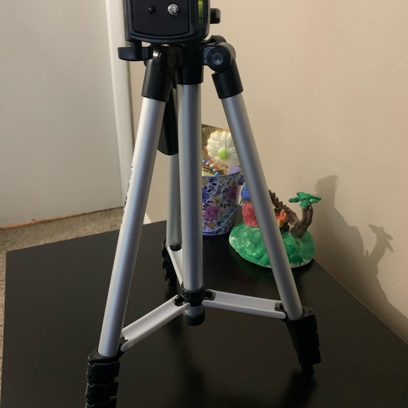 Canon camera, tripod and accessories - Picture 9 of 12